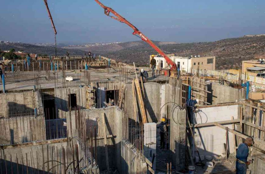 Israeli government cuts off East Jerusalem from West Bank