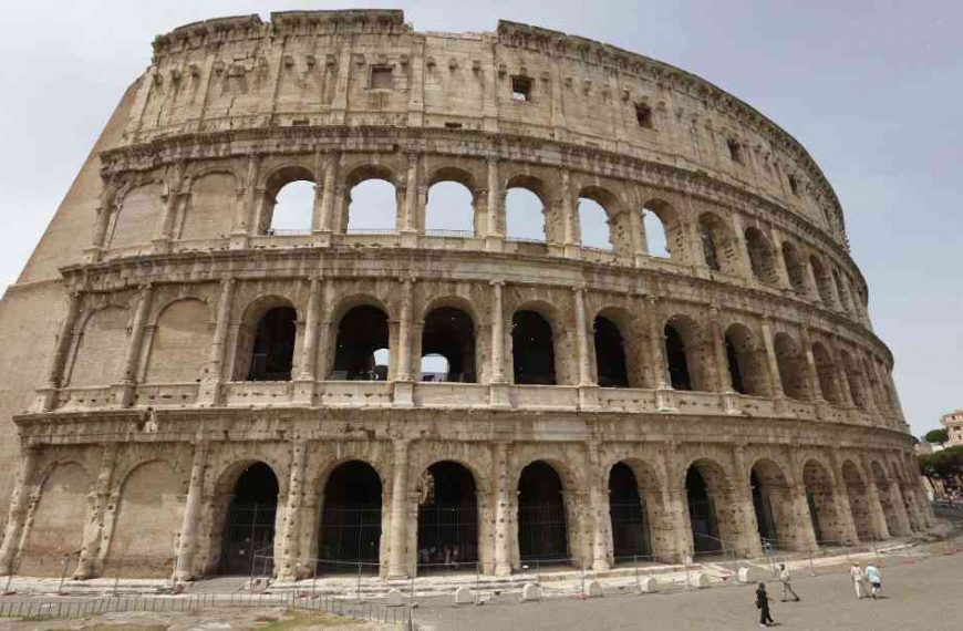 Tourists climb Colosseum gate, end up singing with joy