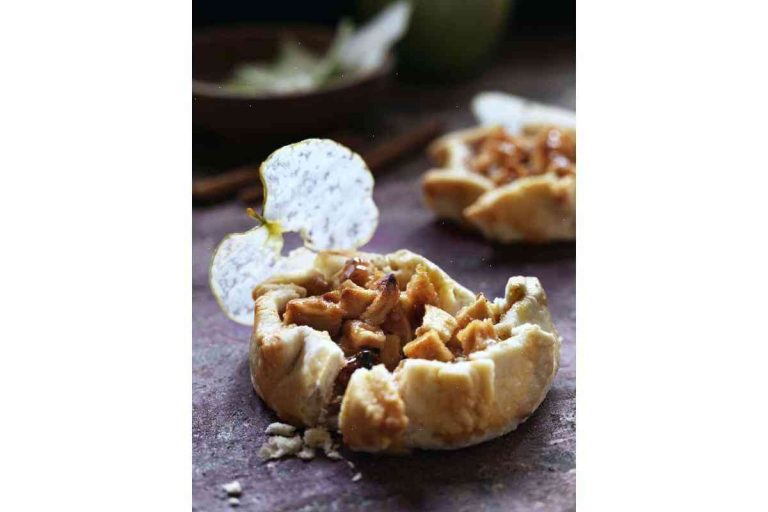 An Autumnal Applesauce Crumble Pie